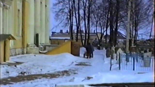 Отец Борис Чижов помогает рабочим. 1989 год. Село Воскресенское. смотреть онлайн