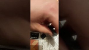 Застрял батарейка фотоаппарата (опухло)