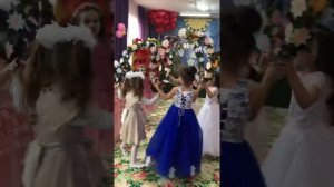 Красивый танец с цветами в детском саду