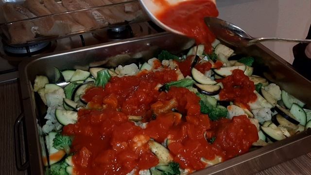 Запеченная рыбы в духовке с овощами быстро, вкусно и очень полезно
