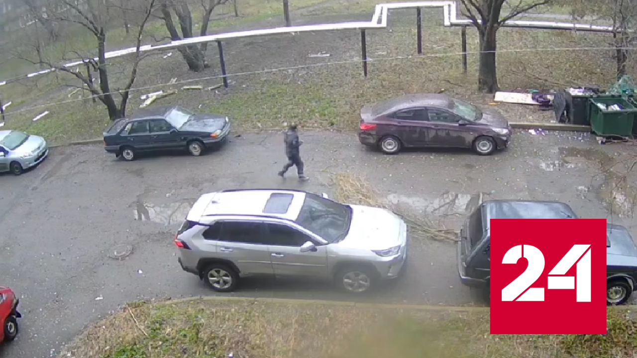 Камера зафиксировала попадание по жилому району Донецка - Россия 24