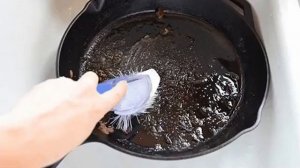 Как почистить сковородку от нагара и жира в домашних условиях