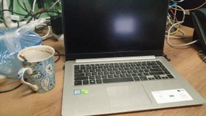 ASUS S510UN выключается или перезагружается при работе от батареи