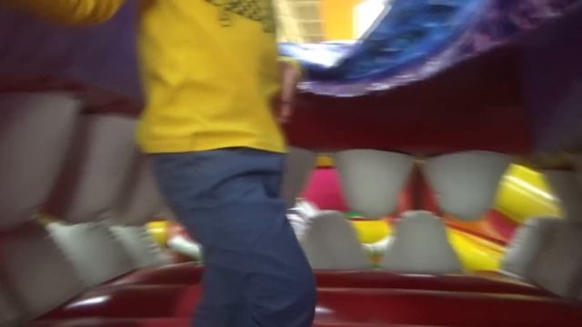 Скай парк Киев Дрим Таун. Огромный батут Крокодил. Sky Park в Dream Town. смотреть онлайн