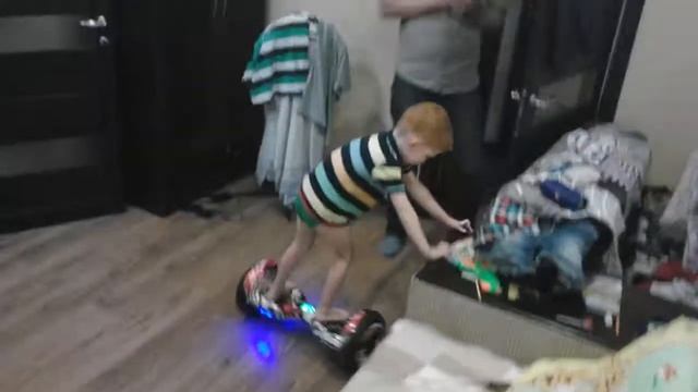 Ребёнок катается на гироскутере смотреть онлайн