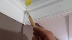 Как приклеить пенопластовый плинтус. Этап3-подготовка углов и стыков к покраске