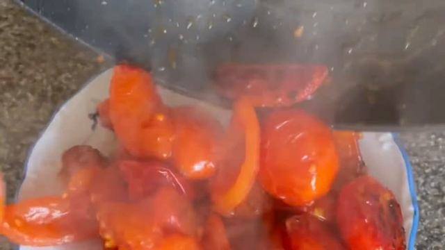 Омлет с помидорами и соусом песто
