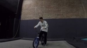 BMX с колесами на батуте. Морской Алекс