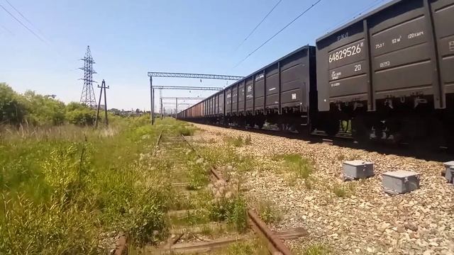 Электровоз 4ЭС5К-028 "Ермак" с грузовым поездом. смотреть онлайн