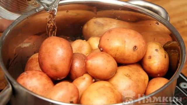 Картофель по-деревенски в духовке без паприки