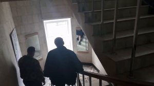 Инвалид без ноги с третьего этажа ужас