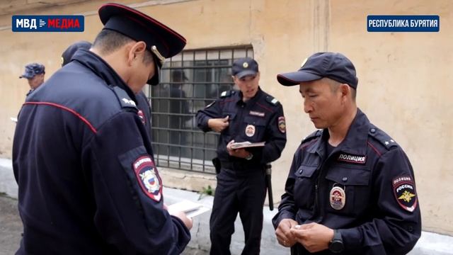 Инспекторы ППСП эвакуировали пассажиров из горящего автобуса в центре города Улан-Удэ