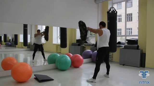 Махи перед собой с болгарским мешком