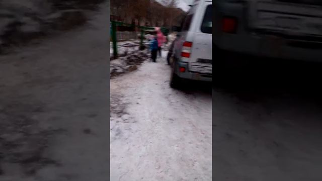 Авто Перекрыл вход в детском садике Колокольчик в городе Реж