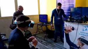 Вот так выглядят люди в очках виртуальной реальности