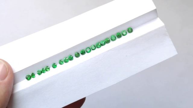 Натуральный гранат цаворит, природный цвет 3мм