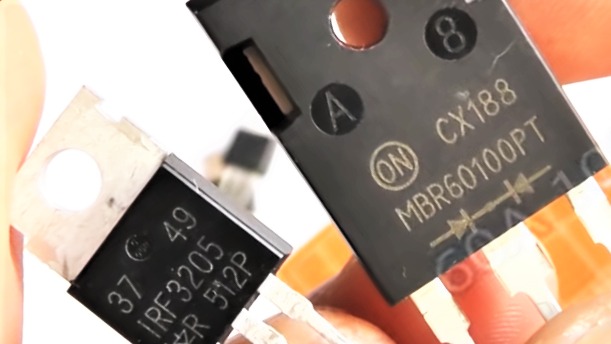 Мосфет вместо диодов, выпрямляем 50 Гц,очень простая схема и её уникальные возможности смотреть онлайн