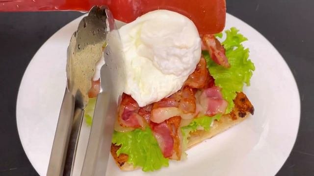 Тосты с беконом и яйцом пашот. Этот вкусный и сытный завтрак наверняка станет вашим любимым блюдом?