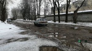 Состояние автодороги вдоль бывшего молокозавода в Вышнем Волочке резко ухудшилось