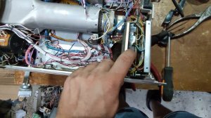 Прибор Р5-10 в котором есть палладированная проволка и много других дорогих радиодеталей.