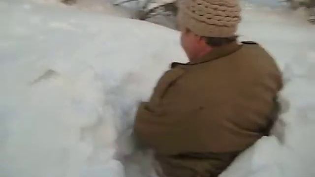 Бомба.Сестра Чита прыгнула с теплицы в сугроб и увязла... смотреть онлайн