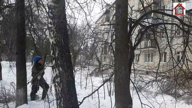 Кровля демонтаж снегозадержателя с двухскатной кровли.
