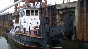 Подъем теплохода портальными кранами для постановки на баржу