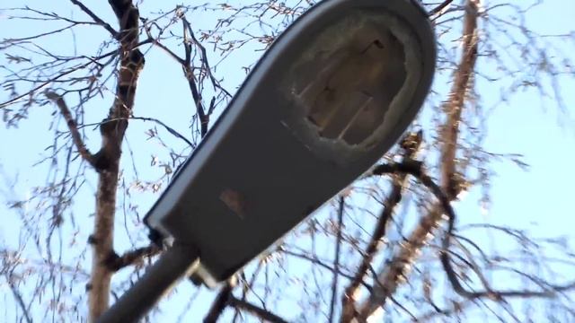 Разбитый уличный фонарь / A broken street lamp смотреть онлайн