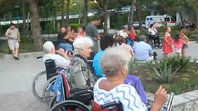 В санатории им. Бурденко выступает духовой оркестр смотреть онлайн