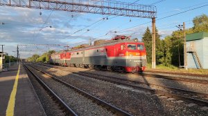 Объявления поезда на станции и приветливая спарка ВЛ10у-094+154 резервом | Воденяпинский