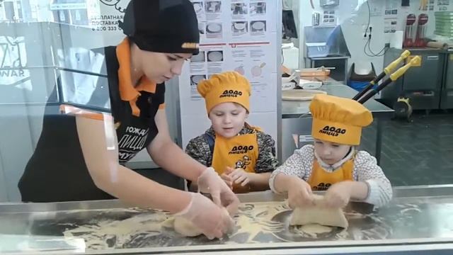4летние детки учатся готовить пиццу в пиццерии"Додо пицца",мастеркласс смотреть онлайн