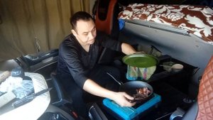 обед дальнобойщика. когда кафе нет, приходится готовить самому.