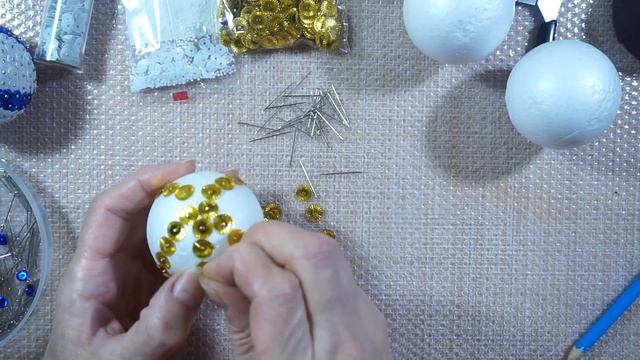 Новогодний шар украшенный пайетками.