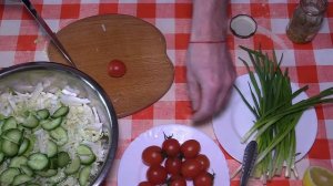 САЛАТ С ПЕКИНСКОЙ КАПУСТОЙ ПОМИДОРАМИ И ОГУРЦАМИ