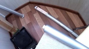 Как на балконе повесить рулонные шторы с обрезкой по ширине. Чем резать.
