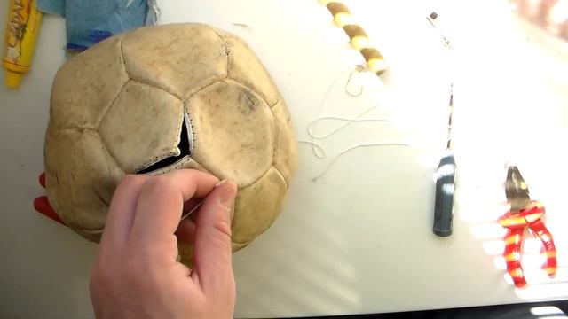 Ремонт футбольного мяча произвожу первый раз в жизни - распарываю мяч, заменяю камеру и зашиваю мяч смотреть онлайн