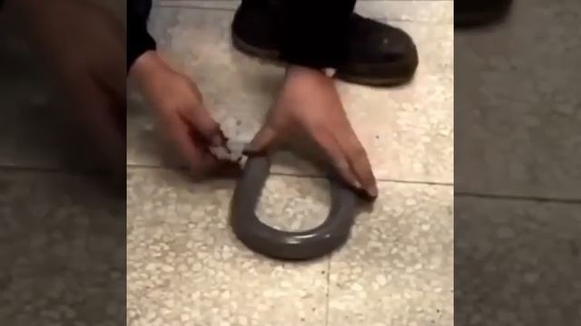 как согнуть пластиковую трубу ровно ?