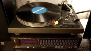 Виниловая пластинка Arabesque - Greatest Hits. Проигрыватель Technics SL-1900.