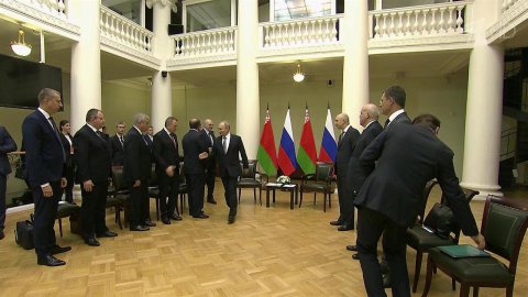 В Санкт-Петербурге - большой российско-белорусский... переговоры лидеров двух стран и Форум регионов