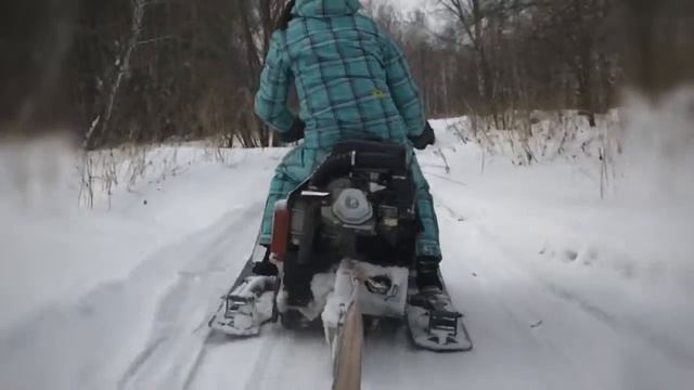 Мини-снегоход Снежок. Катаемся на даче смотреть онлайн