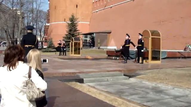Смена военного караула у вечного огня смотреть онлайн