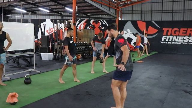 PRO FIGHT TEAM Training Session at Tiger Muay Thai | SE03E60 смотреть онлайн