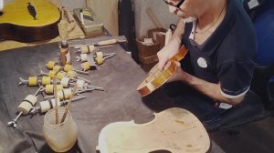 Ремонт скрипки Stainer . Приклейка нижней деки.