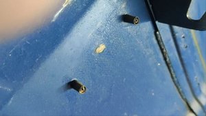 Как снять с задних крыльев ВАЗ 2107 пластиковую надпись 1600