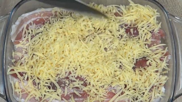 Все очень просто и вкусно. Легкий рецепт картофеля в духовке. Может приготовить каждый.