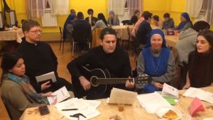 Священник-аргентинец поёт на армянском