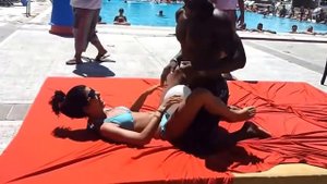 Чёрный парень по имел девушку на людях