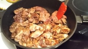 МОЖНО ЕСТЬ НА ЗАВТРАК, ОБЕД И УЖИН!!! Печень куриная в крахмале с луком. Очень вкусная и нежная.