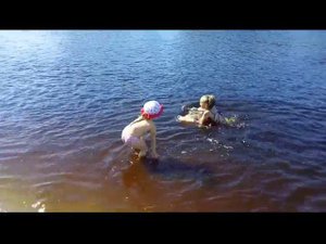 Зимой хочется лета! Дети купаются на речке. Речка Чая цвета чая.