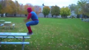Паркур в костюме человека-паука
